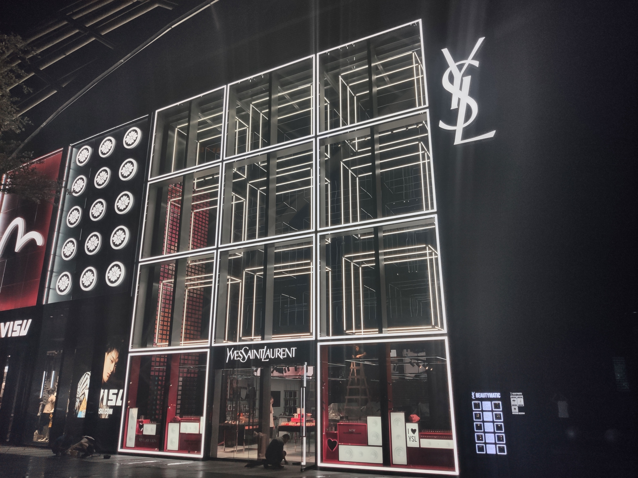 廣州天環YSL旗艦店(diàn)閃亮(liàng)登場(chǎng)